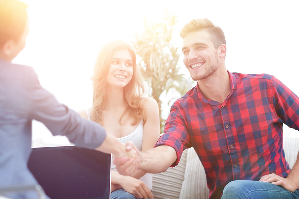 couple shaking hands with therapist